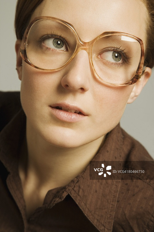 戴眼镜向上看的女人图片素材