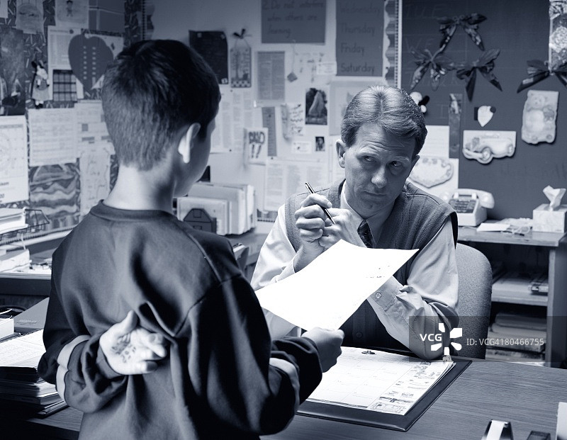 交叉手指的男孩图片素材