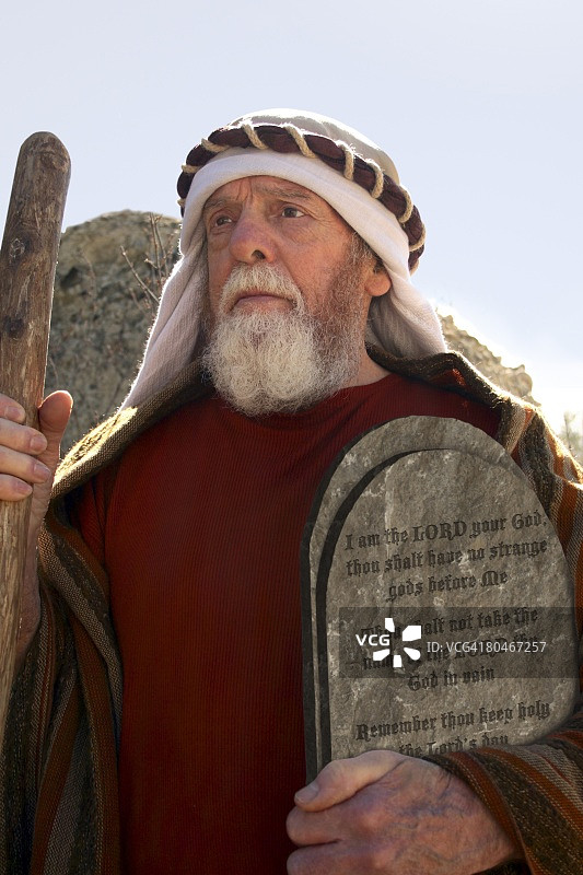 手持拐杖和《十诫》的老年男人正面照图片素材