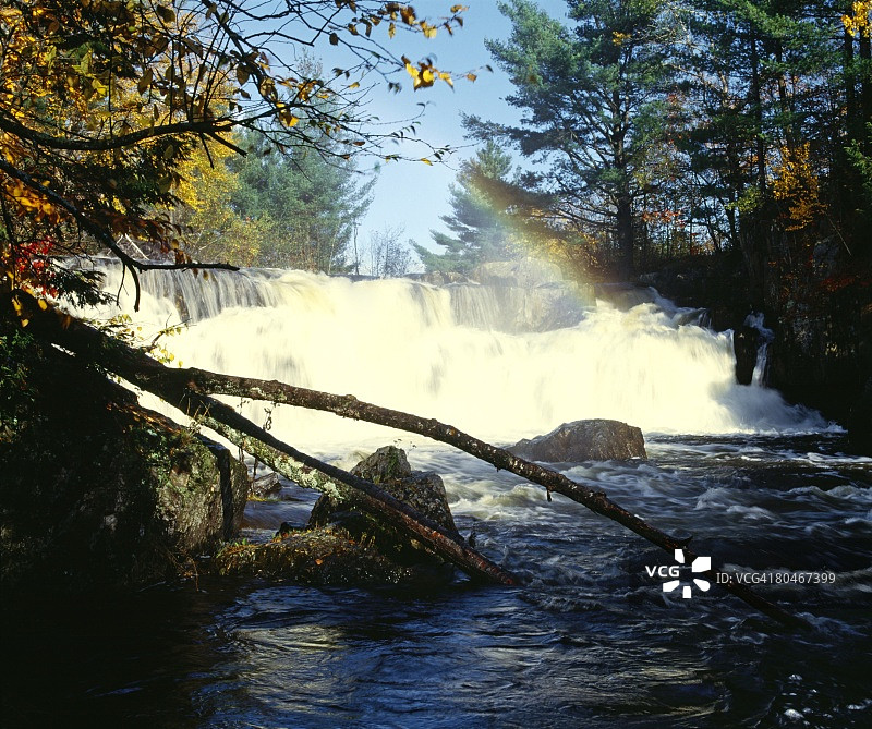 加拿大魁北克省的彩虹激流图片素材