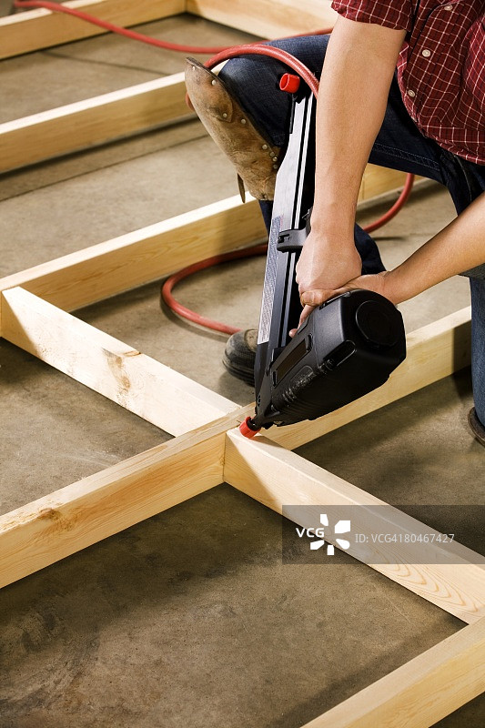 木匠使用电动工具工作图片素材