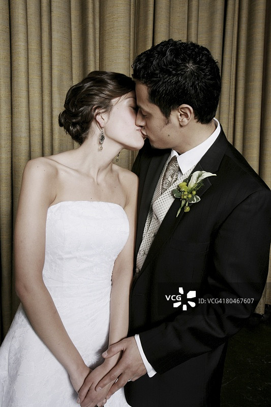 新娘和新郎接吻图片素材