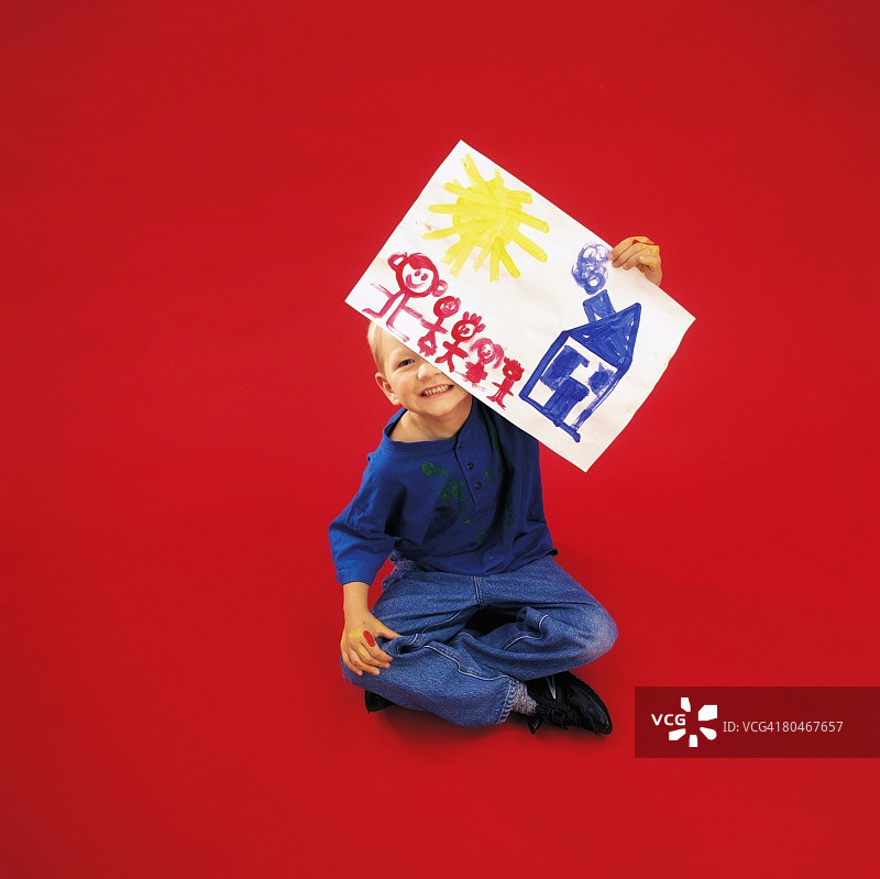 男孩拿着画作图片素材