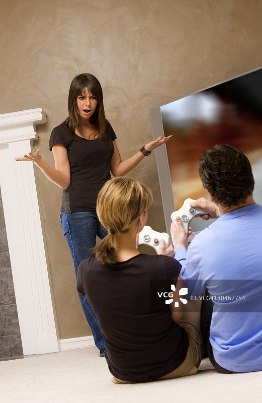 少女无奈玩游戏的情侣图片素材