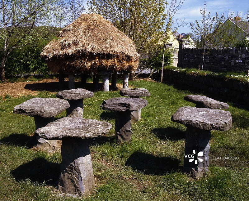 爱尔兰利默里克郡 Bunratty 的传统农业和干草堆图片素材