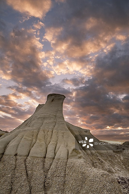 加拿大艾伯塔省恐龙省立公园的日落岩柱图片素材