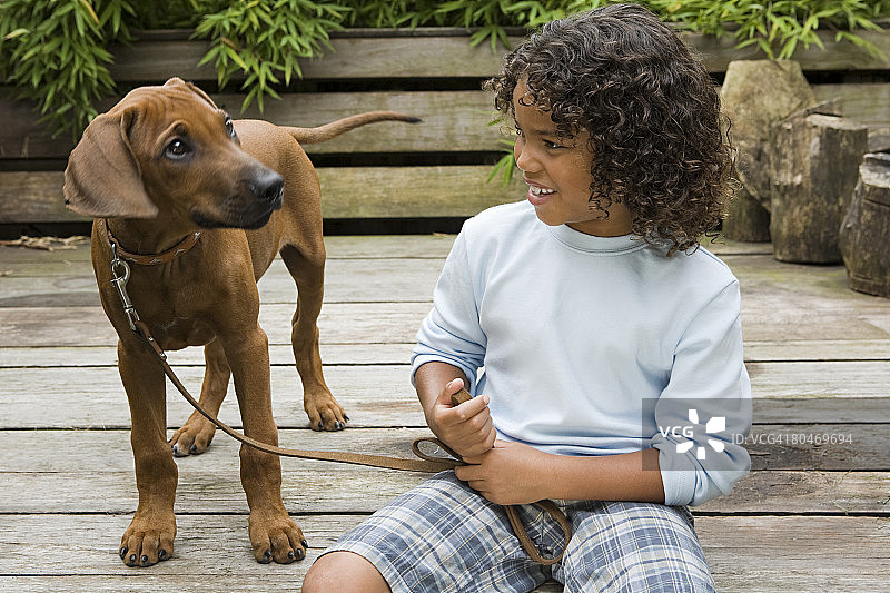 男孩和狗图片素材