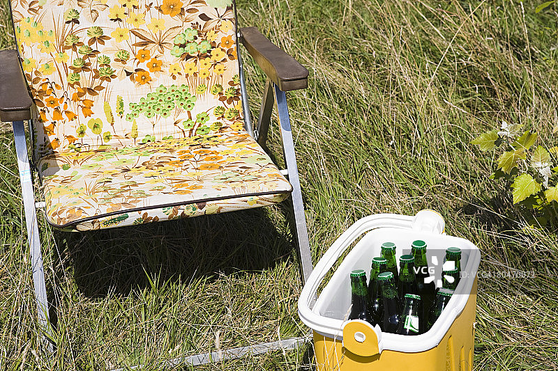 酷炫的箱子和躺椅图片素材