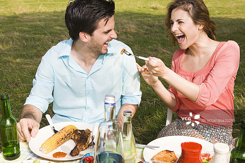 情侣分享烧烤图片素材