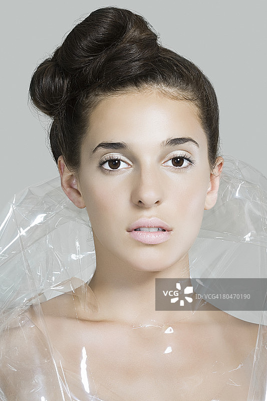 戴塑料制品的女子肖像图片素材