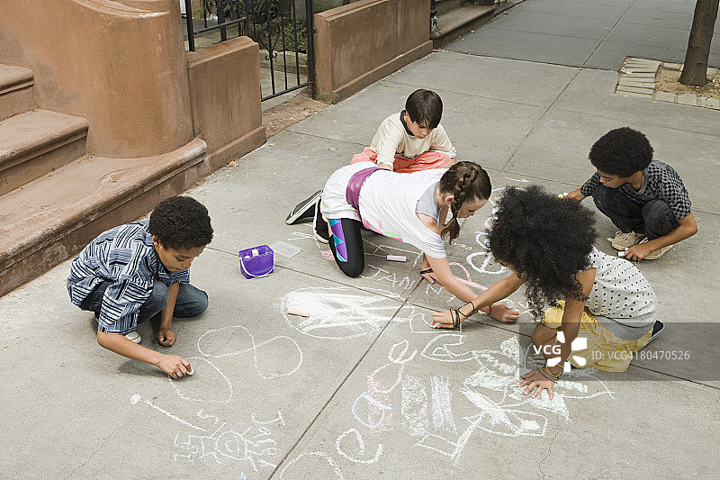 在人行道上的儿童绘画图片素材