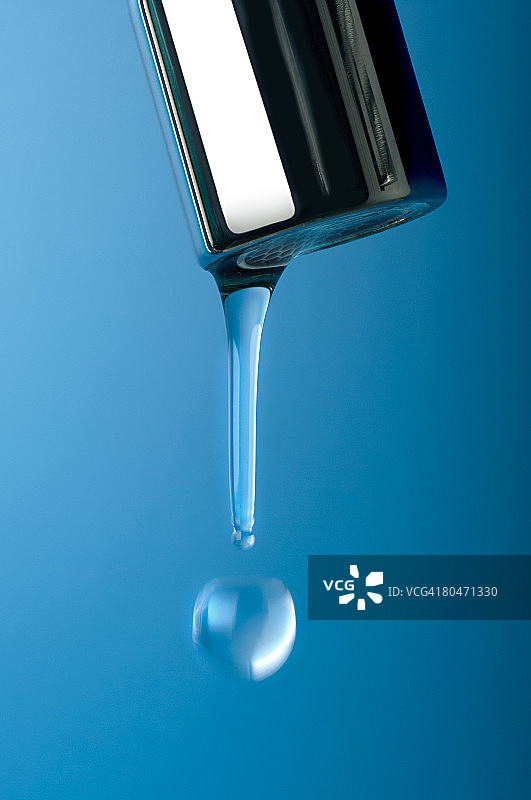 从水龙头里流出的水图片素材