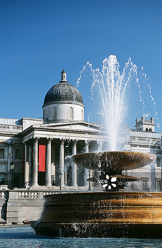 特拉法加广场的喷泉图片素材