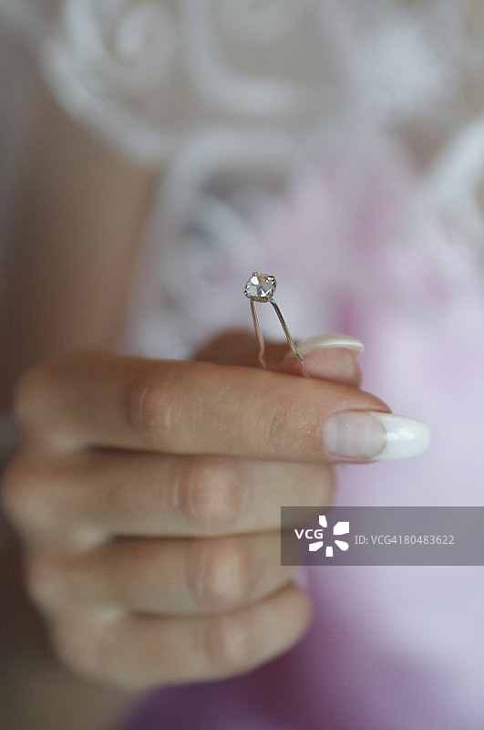 手持珍贵宝石的女人图片素材