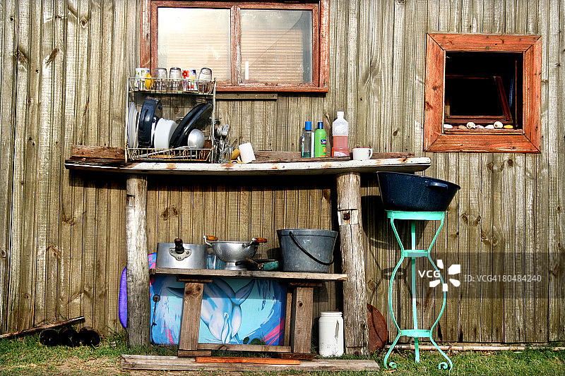 房屋外的瓶子架上的器皿图片素材