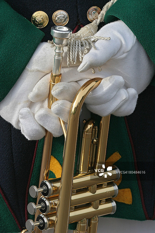 人手拿小号图片素材