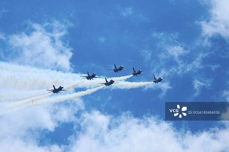 低角度视角拍摄的军用飞机飞行图片素材