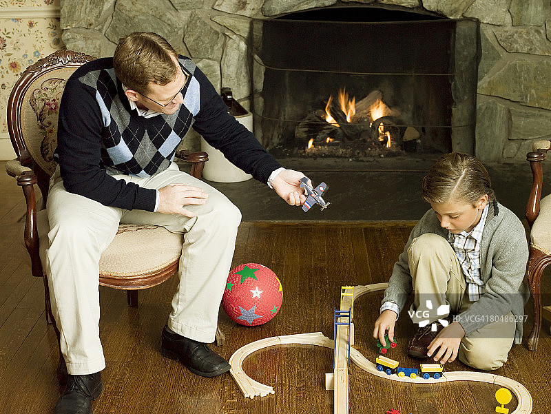 父子玩玩具图片素材