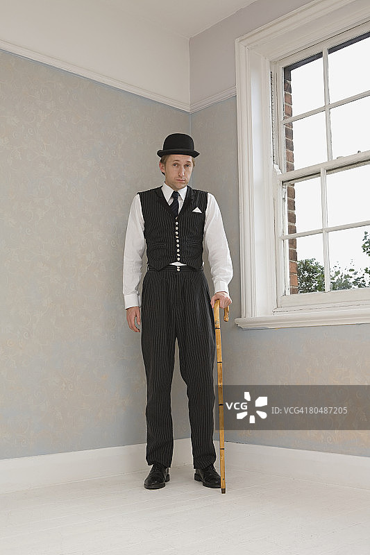 戴着圆顶礼帽和手杖的男人图片素材