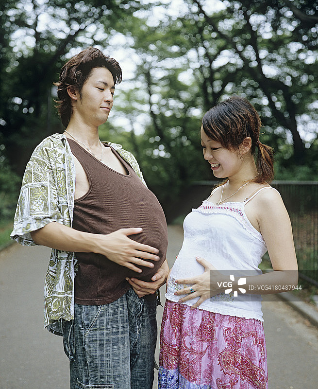 怀孕的夫妇图片素材
