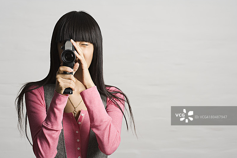 女人使用电影摄影机图片素材