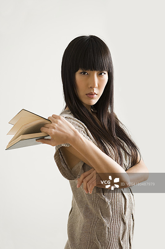 拿着书的年轻女人图片素材