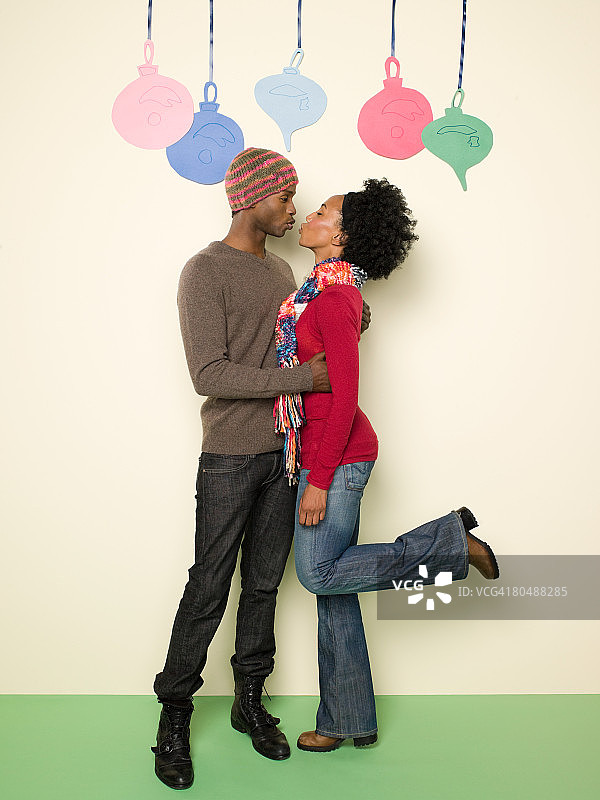 情侣在圣诞节接吻图片素材