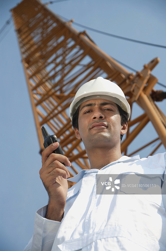 身穿工作制服向下看的男人图片素材