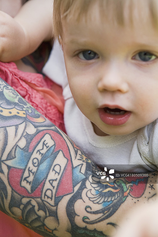 有纹身的女人和幼儿图片素材