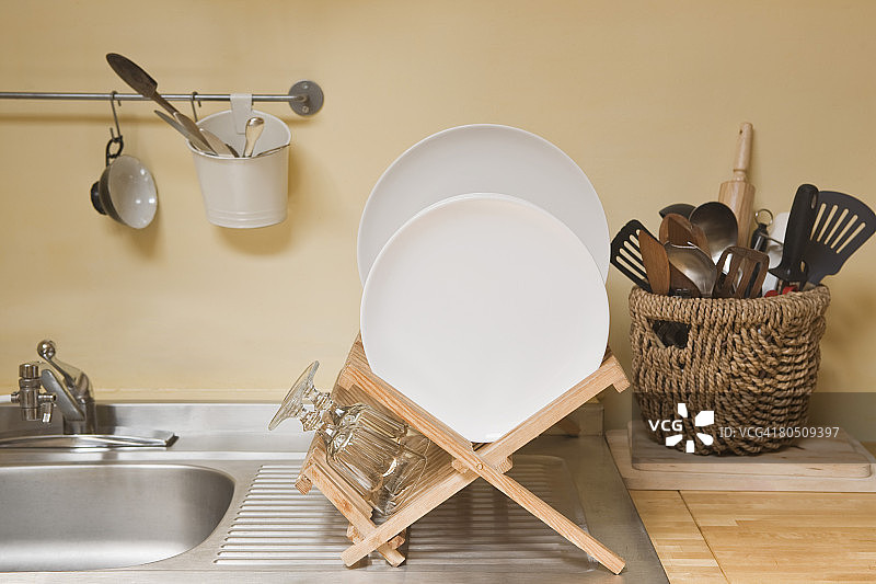 晾碗架上的餐具图片素材