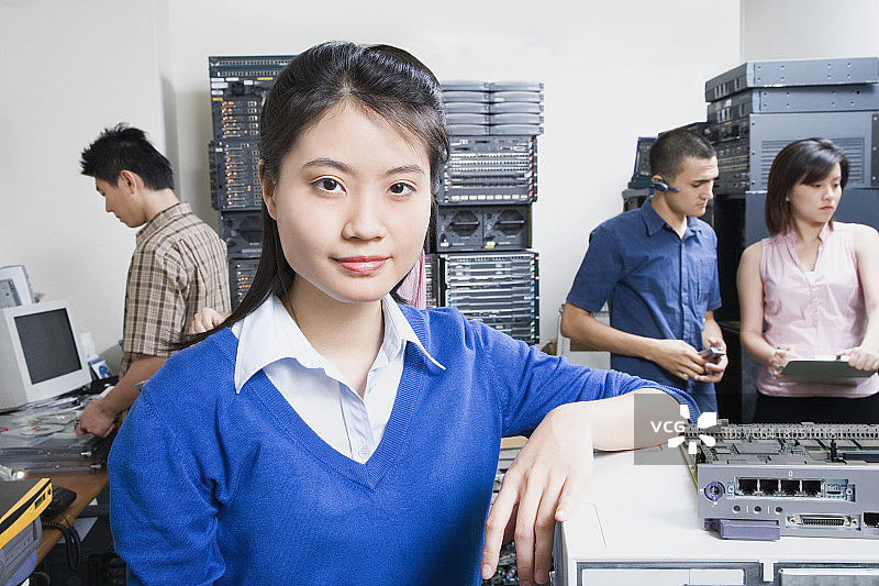 在服务器机房工作的女性和同事图片素材