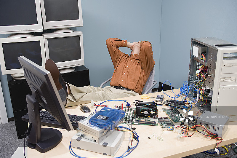 不堪重负的技术支持人员图片素材