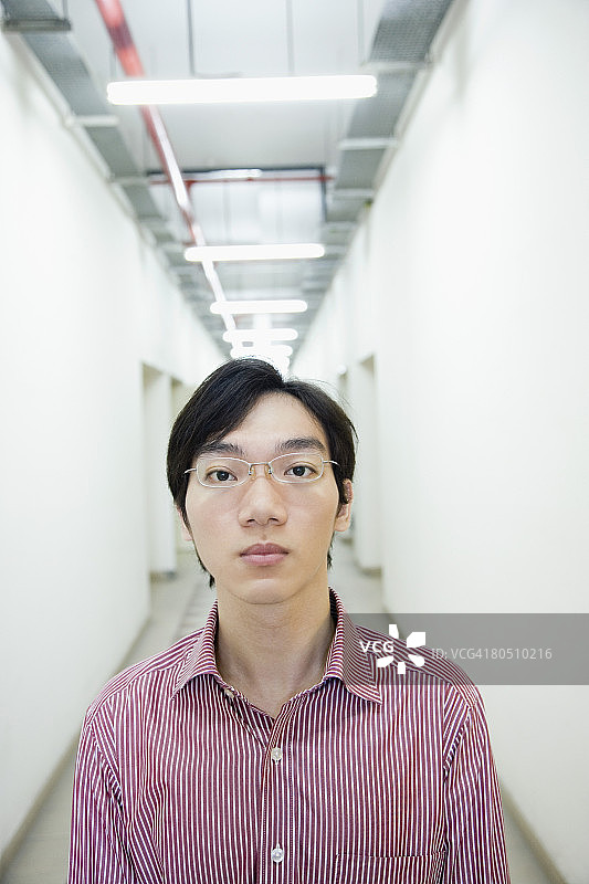 办公室走廊里的男人图片素材