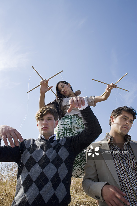 控制两位男商人的女商人图片素材