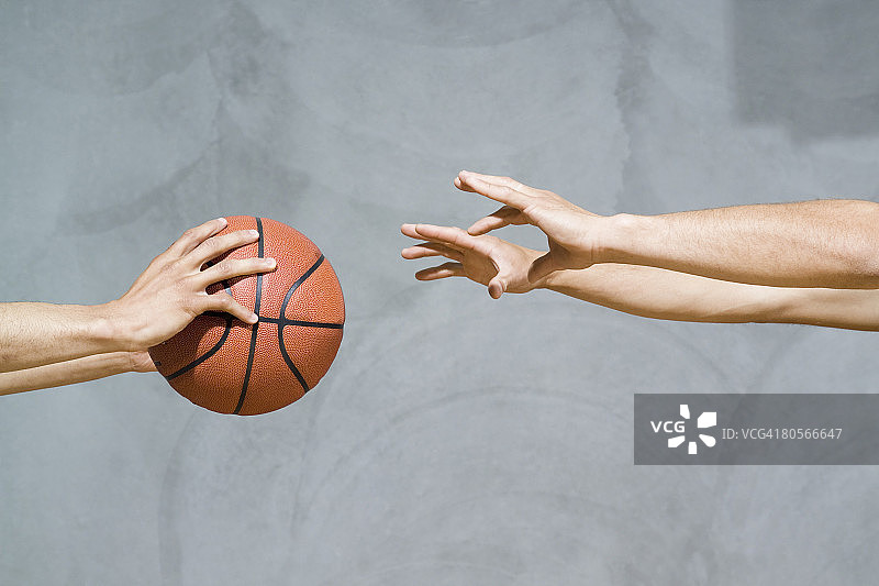 两组人手臂传递篮球图片素材