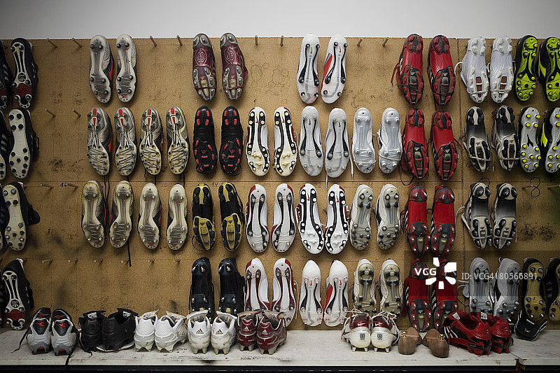 挂在墙上的足球鞋图片素材