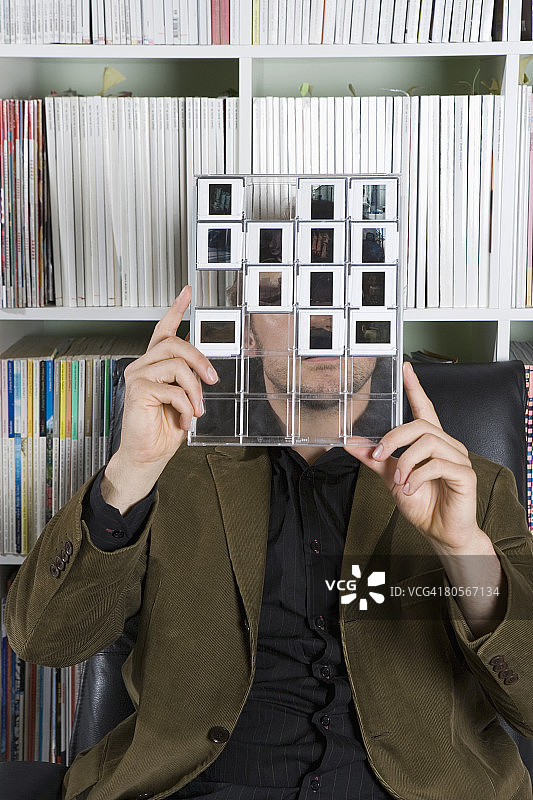 男子正在查看幻灯片的样张图片素材