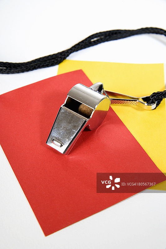 运动哨、红牌与黄牌静物摄影棚拍摄图片素材