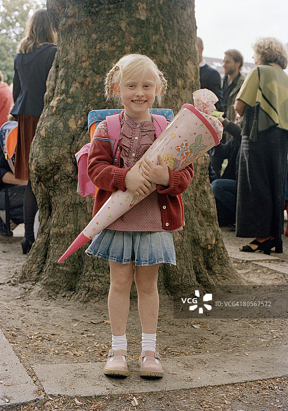 开学第一天的女孩图片素材