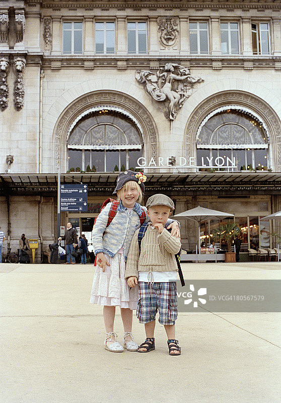 在巴黎里昂火车站前的两个孩子图片素材