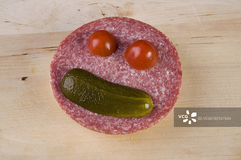 一片意大利香肠上的人脸图片素材