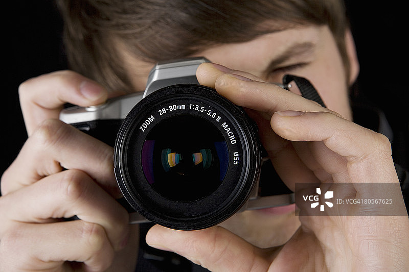 一个男人在拍照图片素材