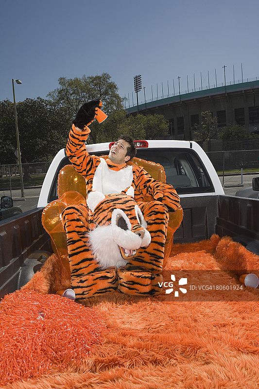 拿着空杯子的吉祥物图片素材