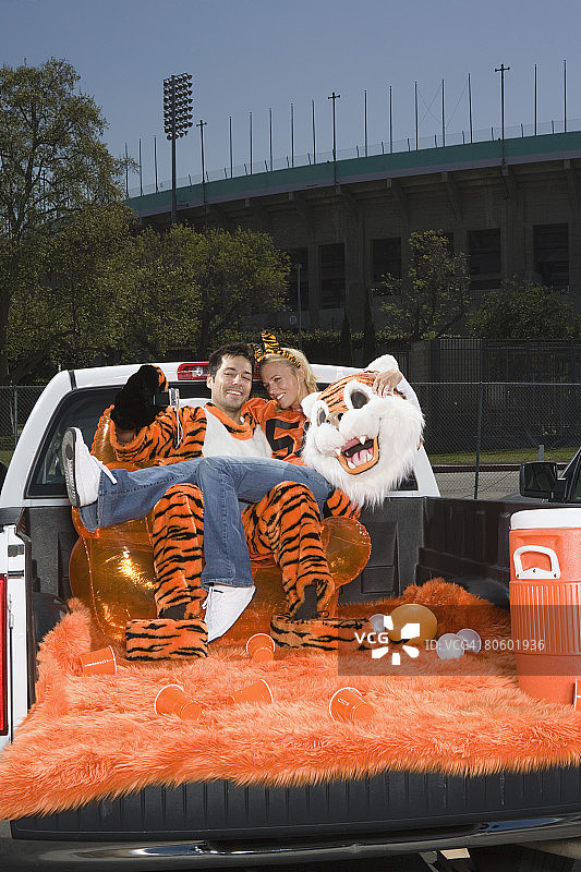 在后挡板上与吉祥物合影的女人图片素材