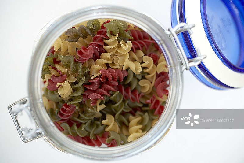 彩色螺旋面意大利面罐图片素材