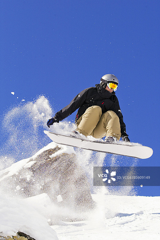 空中的单板滑雪者图片素材