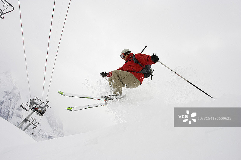 速降滑雪者空中跳跃图片素材
