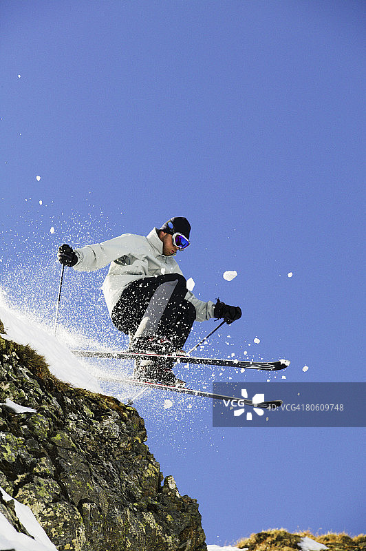 速降滑雪者空中跳跃图片素材
