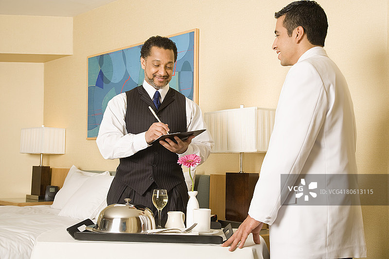 商人签署客房服务账单图片素材