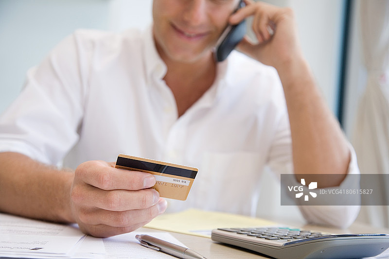 男子进行电话银行交易图片素材